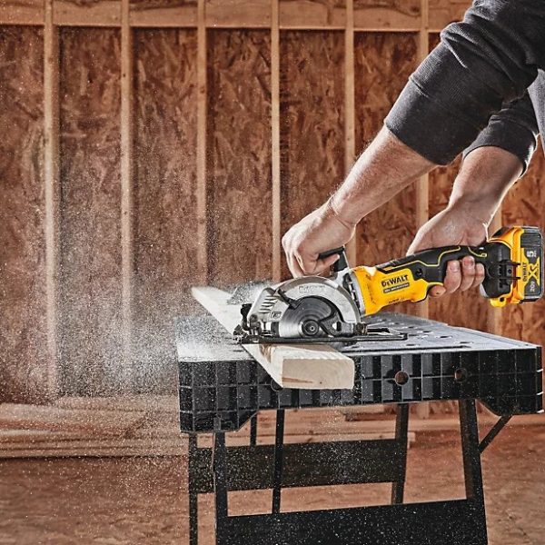 Dewalt DCS571P2 Máy cưa cầm tay Dewalt  5Ah-18V